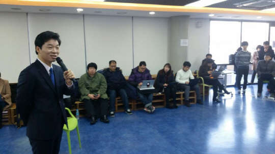 1일 서울 역삼동 디캠프에서 열린 '언론인과의 대담'에서 김병관 웹젠 이사회 의장(43)이 인사말을 하고 있다. 이날 김 의장은 정치권의 게임에 대한 부정적인 인식이 게임산업 성장을 가로막는 걸림돌로 작용하고 있다고 지적했다.<웹젠 제공>